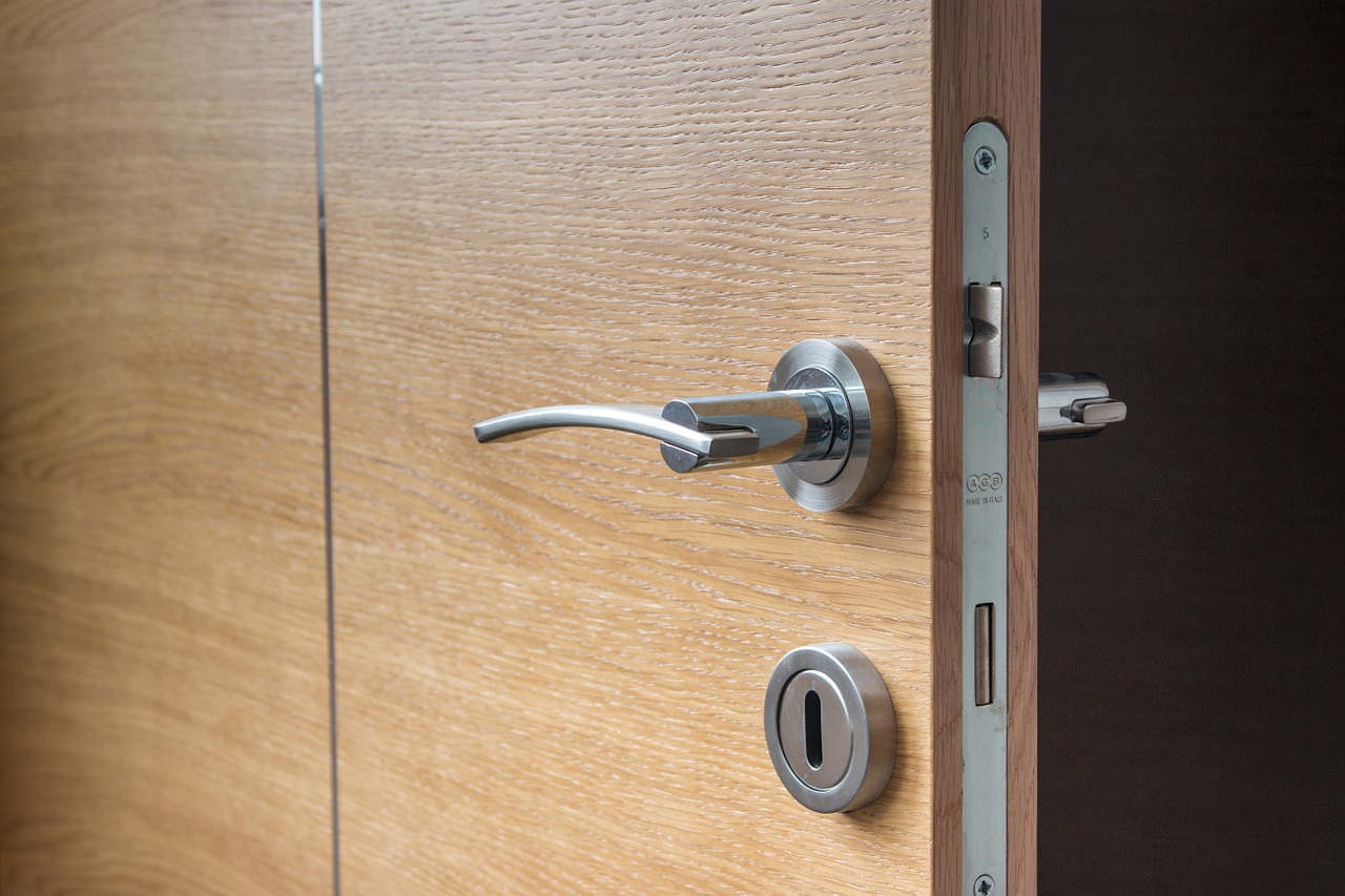 Drzwi ognioodporne. W jaki sposób drzwi pomagają ochronić domowników? Drzwi wewnętrzne na zamówienie